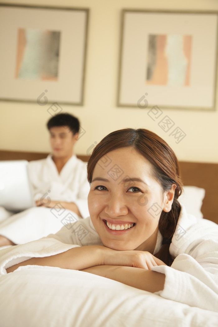 男人女人夫妻情侣酒店躺着床上微笑摄影图片