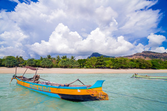 海边夏天游艇滑艇度假蓝天白云海里旅行