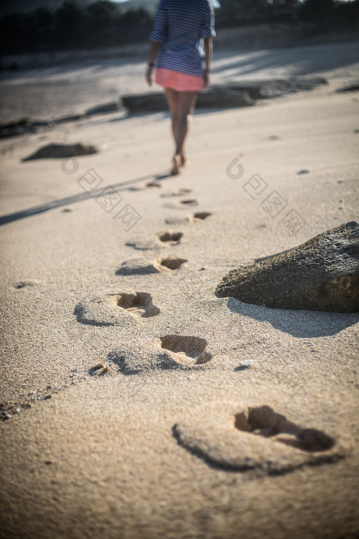 美女光脚脚印海边沙滩夏天旅游度假摄影图
