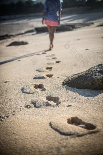 美女光脚脚印海边沙滩夏天旅游度假摄影图