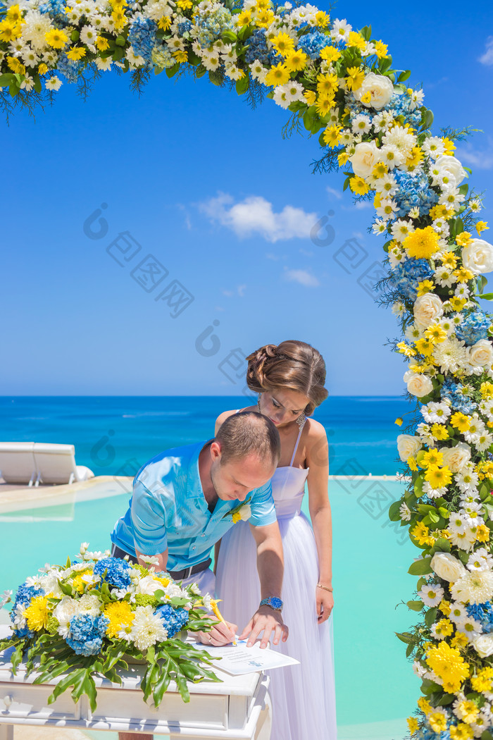 唯美风格沙滩上的婚礼摄影图