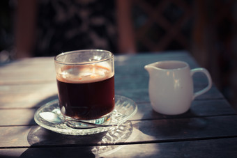 玻璃杯咖啡热饮摄影图