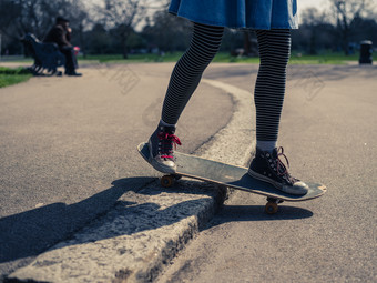 公园运动<strong>玩滑板</strong>女孩