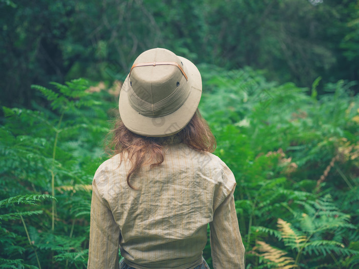 绿植中的女孩背影