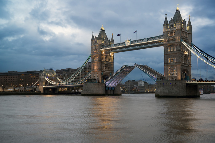 蓝色调壮观的大桥摄影图