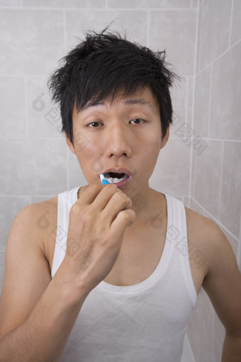 深色调刷牙的男人摄影图