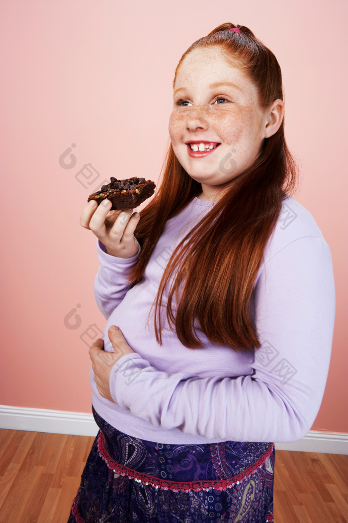 吃巧克力蛋糕的肥胖女孩