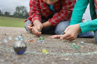 公路上玩弹珠的儿童