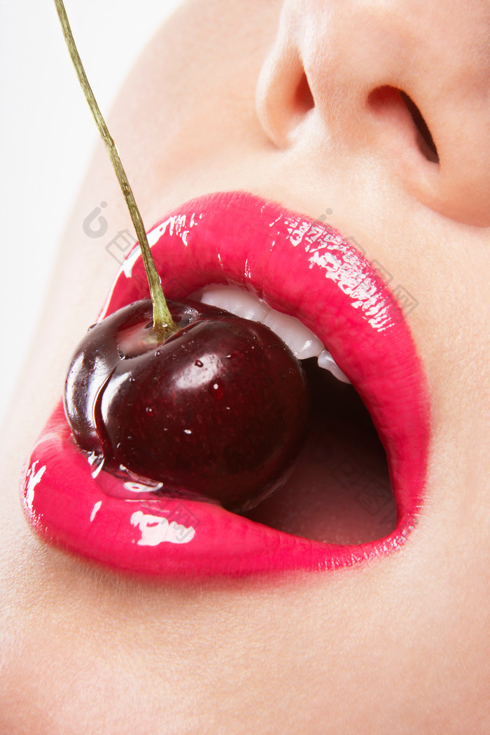 吃樱桃的红唇摄影图