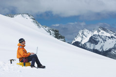 蓝色调登雪山的人摄影图