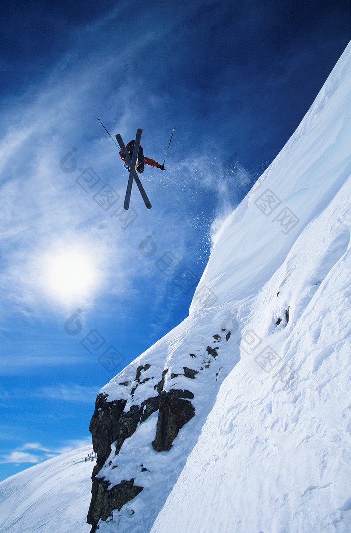 蓝色调高山的滑雪者摄影图