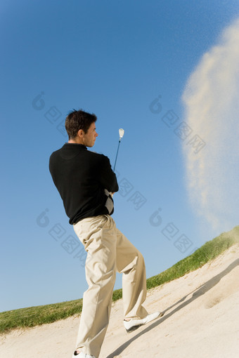 蓝色调<strong>打高尔夫</strong>的男人摄影图