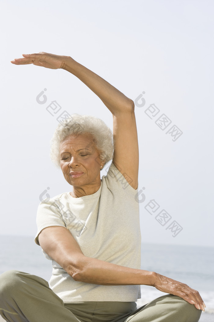 灰色调做运动的老年人摄影图