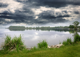 暗色调漂亮湖水摄影图