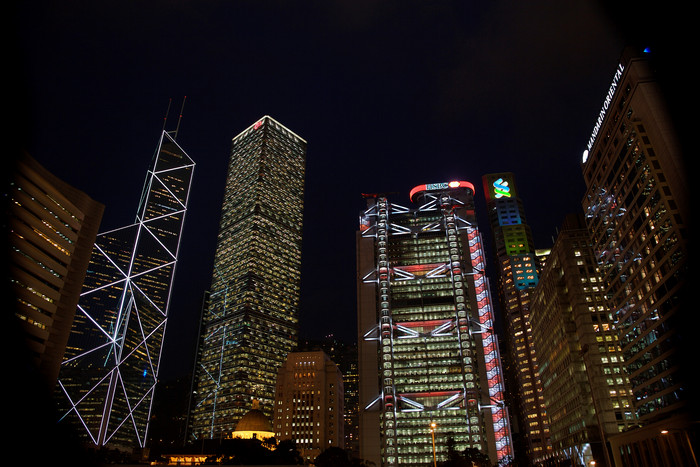 仰视的城市高楼夜景