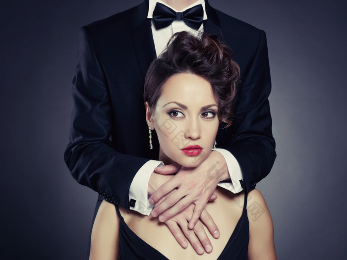 男人搂着女人的脖子