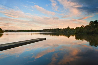 平静的湖水摄影图