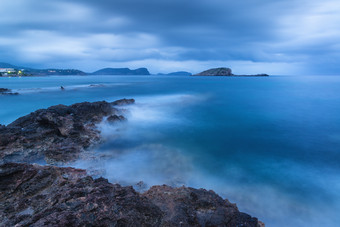 黎明的海洋岩石风景