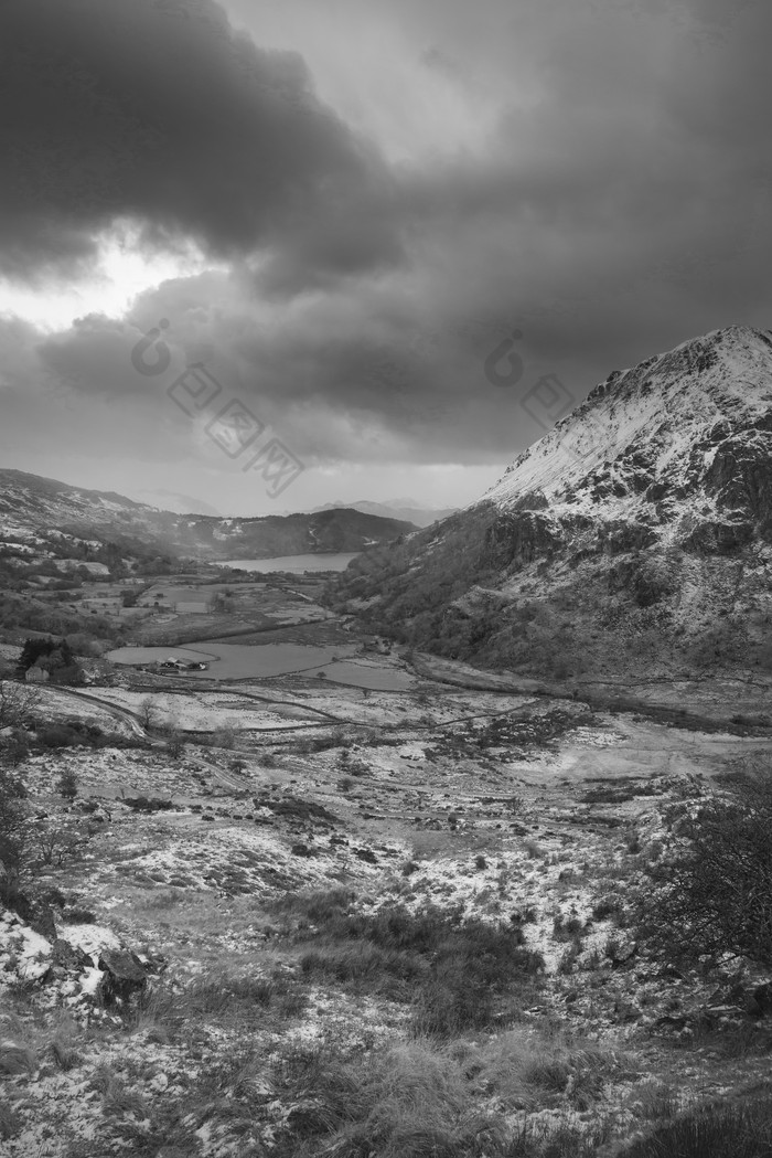 灰色云层下的岩石山峰