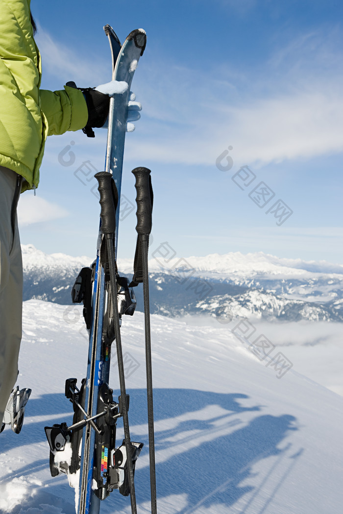 蓝色调高山滑雪摄影图