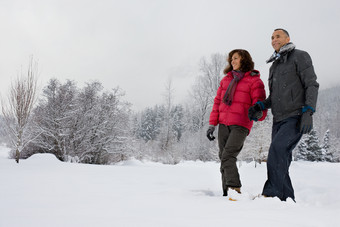 灰色调雪中的夫妻摄影图