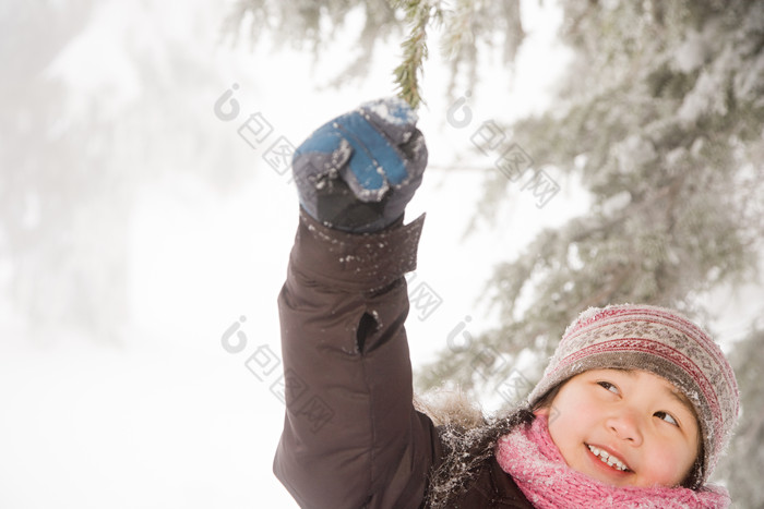 简约风玩雪的孩子摄影图