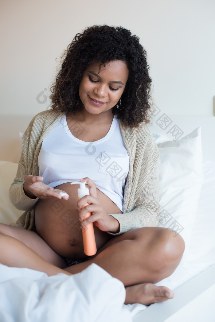 孕妇涂抹妊娠纹预防乳液