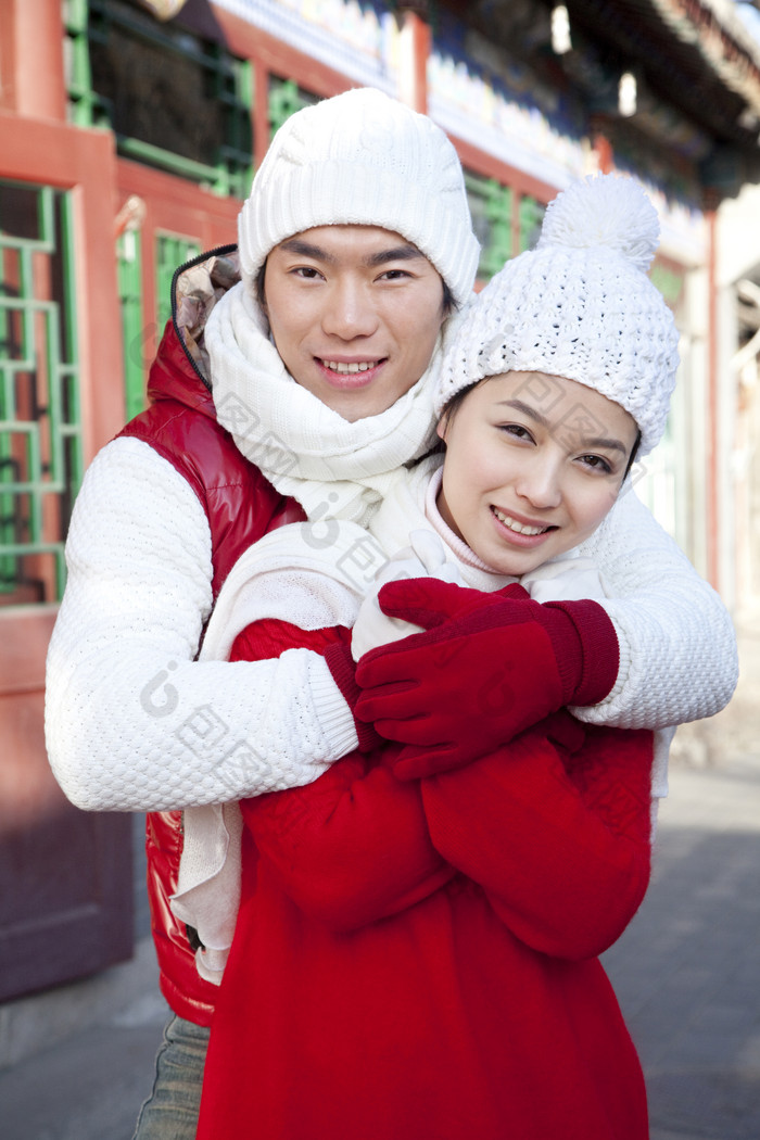 冬季拥抱的戴帽子夫妻
