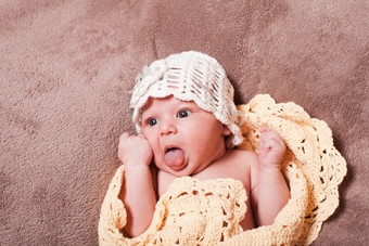 暗色调吐舌头的婴儿摄影图
