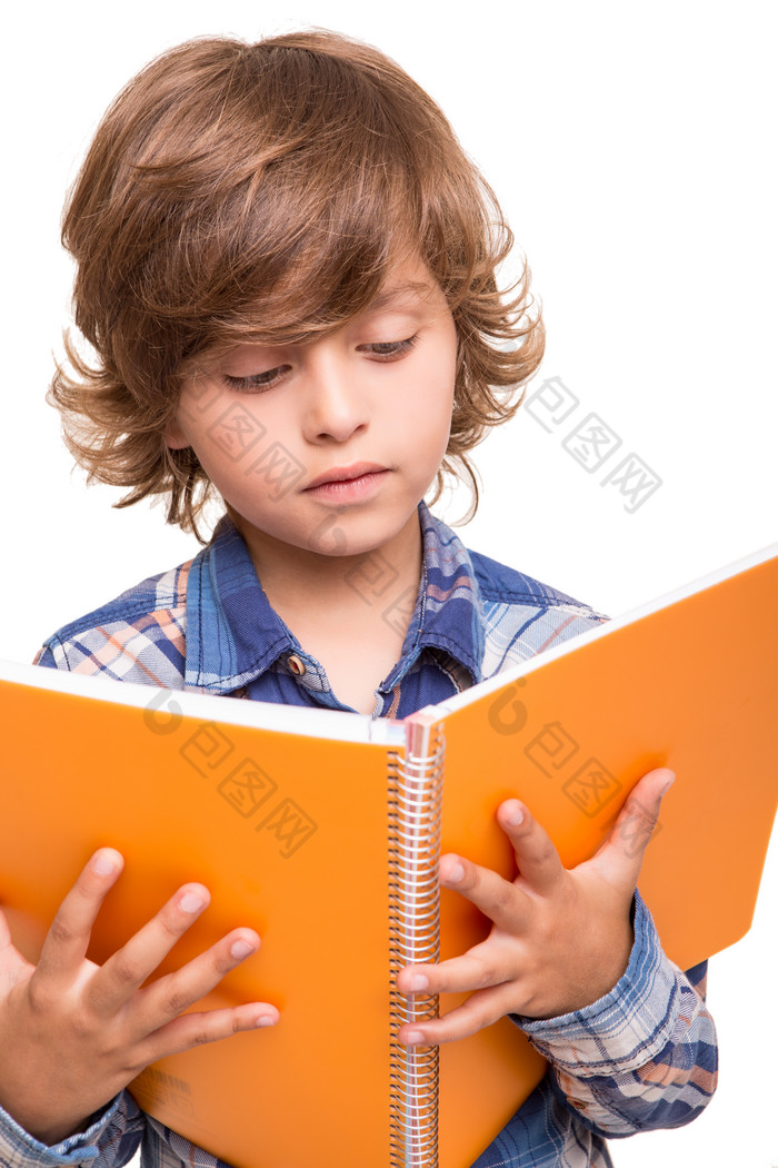 读书的小男孩摄影图