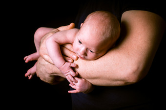 强壮的手臂抱着婴儿
