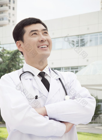 年轻的男人医生医院职业形象微笑仰望摄影图
