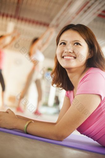女人健身<strong>练瑜伽</strong>趴着成熟的锻炼减肥摄影图片