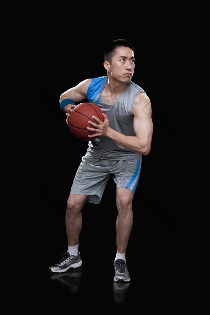 打篮球男人运动体育锻炼球衣抱着球投篮