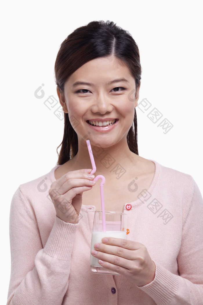 女人喝牛奶微笑开襟羊毛衫长发喝摄影