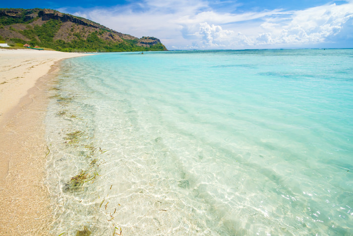 夏天蓝色海边沙滩海浪大海旅行风景