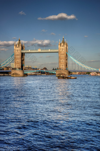 蓝色调海中的大桥摄影图