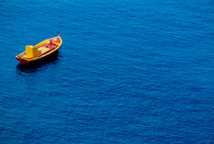 蓝色调海中船摄影图