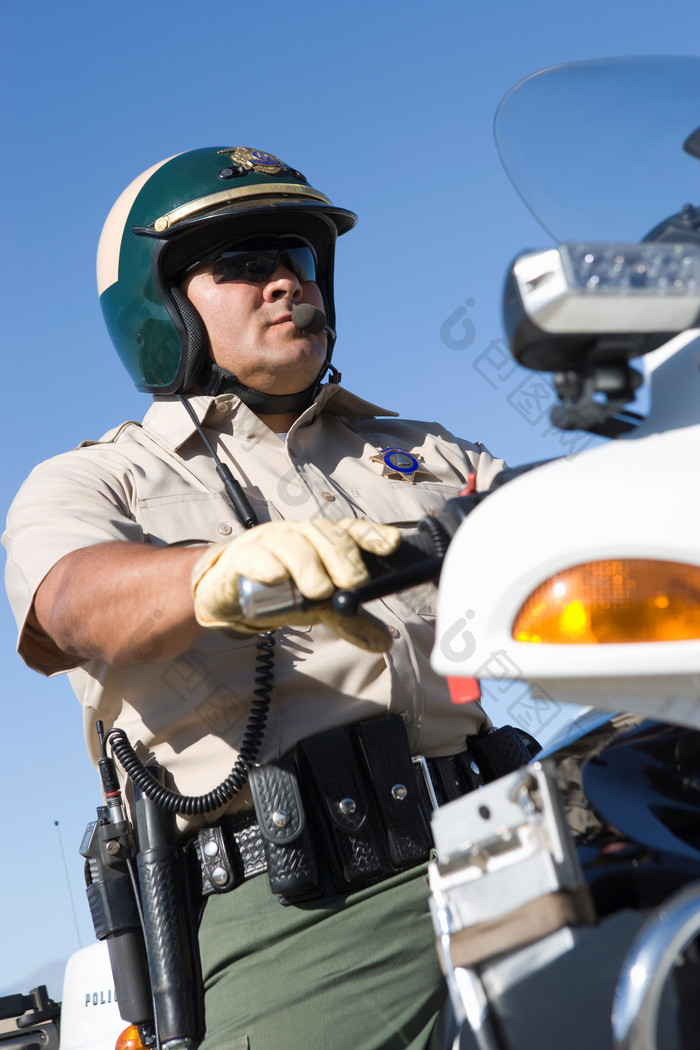 骑摩托车的交警男人