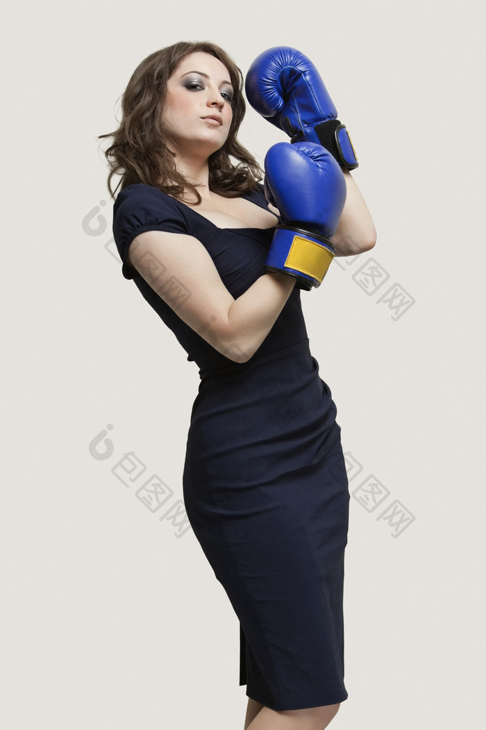 简约打拳击的女生摄影图