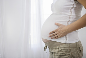 摸肚子的孕妇摄影图