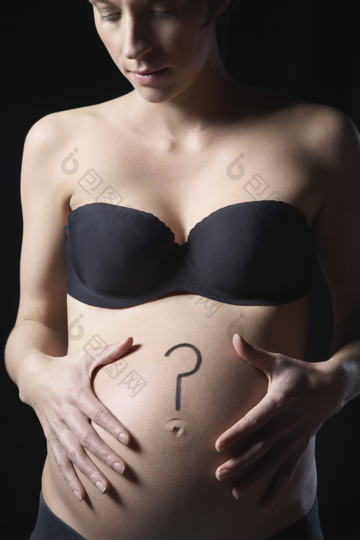 露肚子的孕妇摄影图