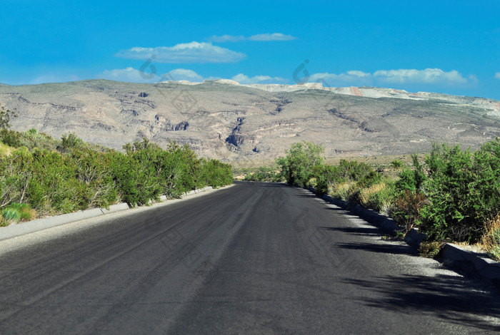 暗色调山下的公路摄影图