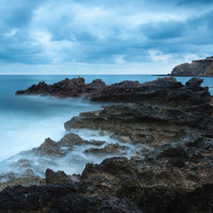 傍晚海岸岩石风景