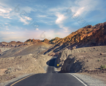 暗色调山中的公路摄影图