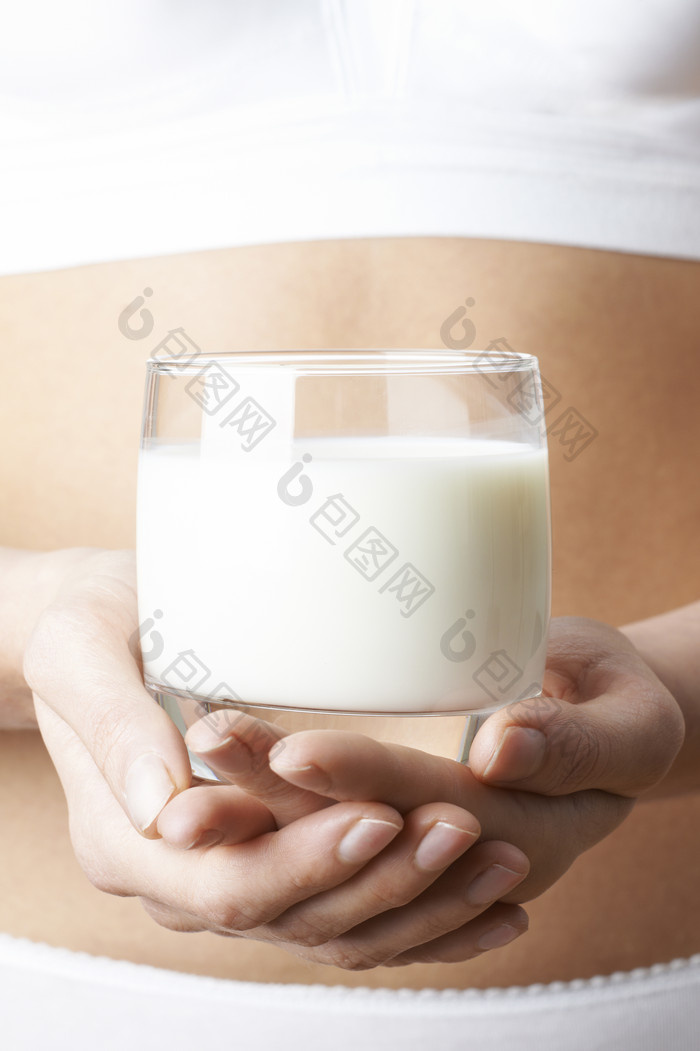 简约喝牛奶的女子摄影图