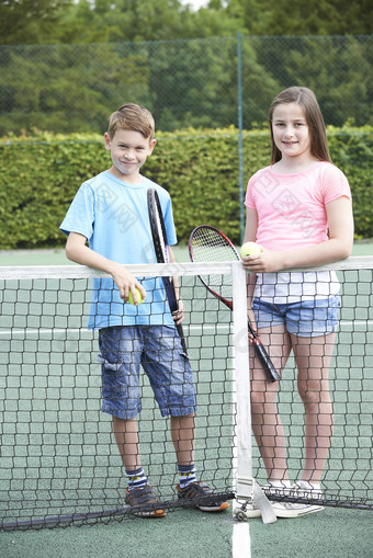 两个打网球的学生<strong>合照</strong>