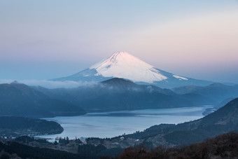 蓝色调富士山景色摄影图
