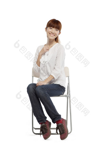 坐椅子上的女人笑脸