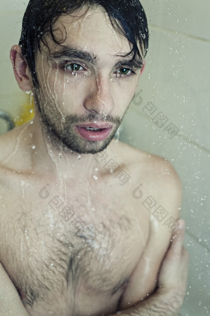 简约风淋浴的男人摄影图